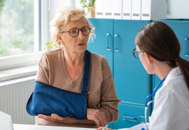 Femme âgée avec un bras cassé